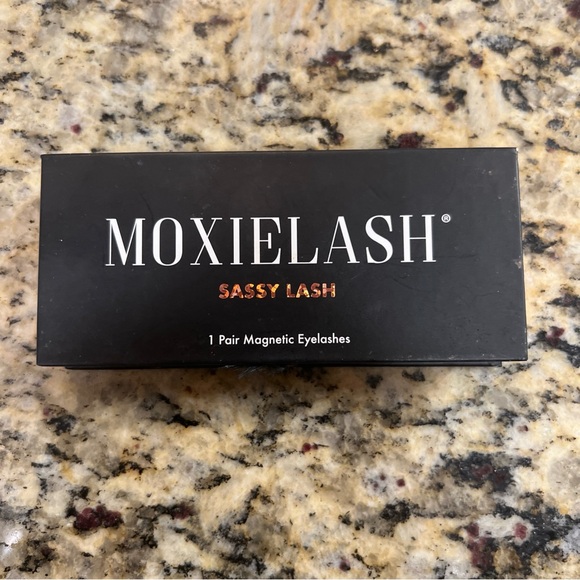 MoxieLash Magnetic Eyeliner and Lash Set - Black - Picture 3 of 14